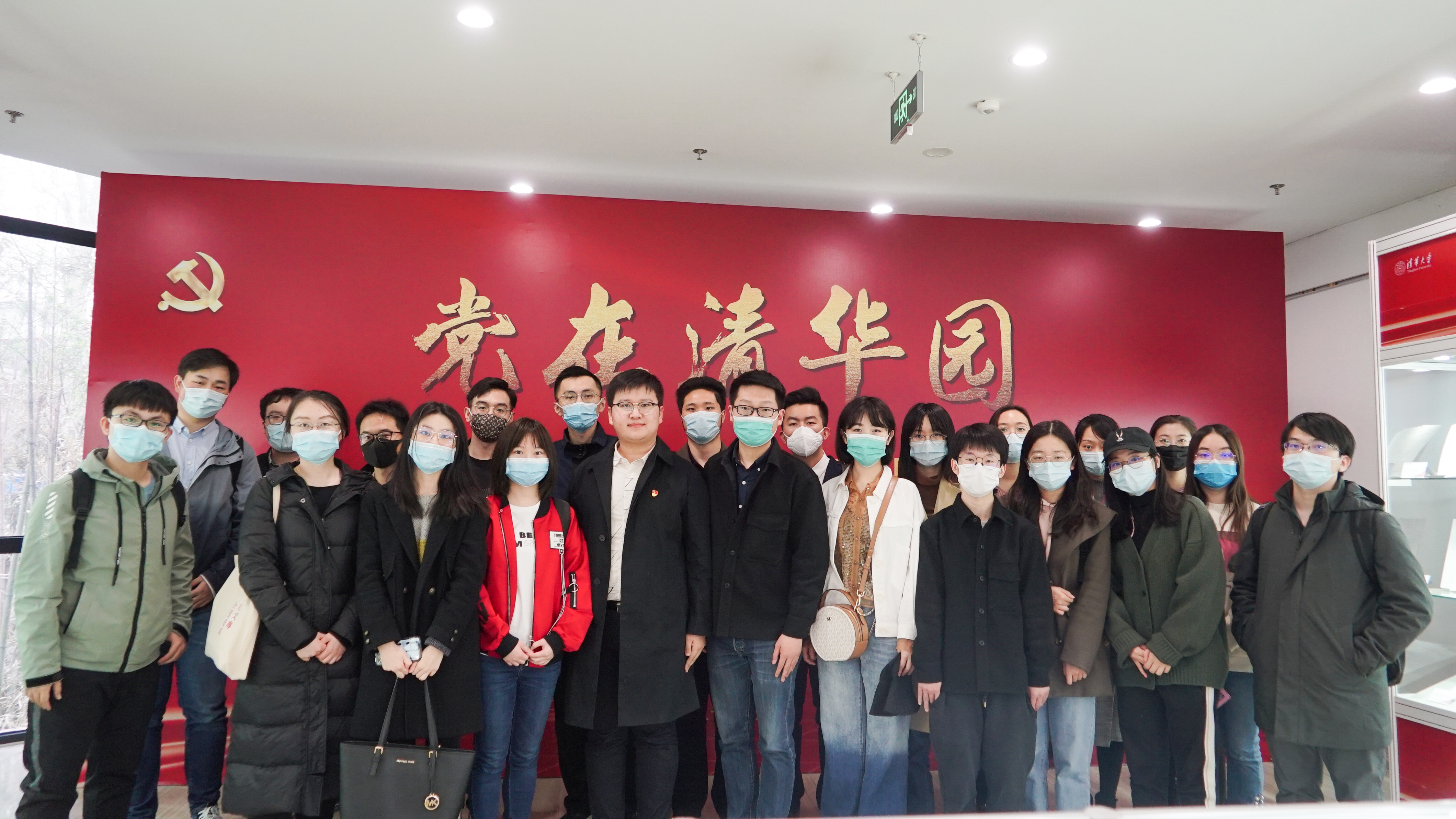 图为同学们在国产无码
图书馆北馆大厅合影.jpg 图为同学们在国产无码
图书馆北馆大厅合影.jpg